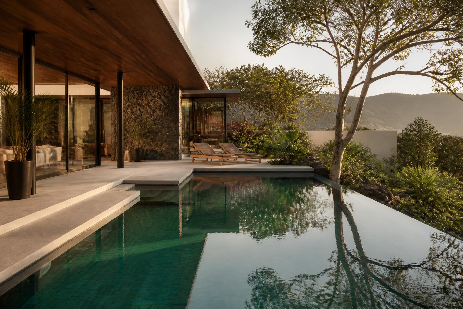 Residencia contemporánea con alberca y vista a la sierra en Cuernavaca